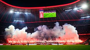 Nach der Pause zündeten die Bayern-Fans in der Südkurve massiv Pyrotechnik. Nach der Pause zündeten die Bayern-Fans in der Südkurve massiv Pyrotechnik.