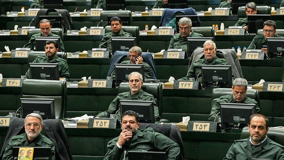 Der Iran reagiert auf EU-Sanktionen: Parlamentsabgeordnete tragen die Uniformen der Revolutionsgarden. (Archivbild)