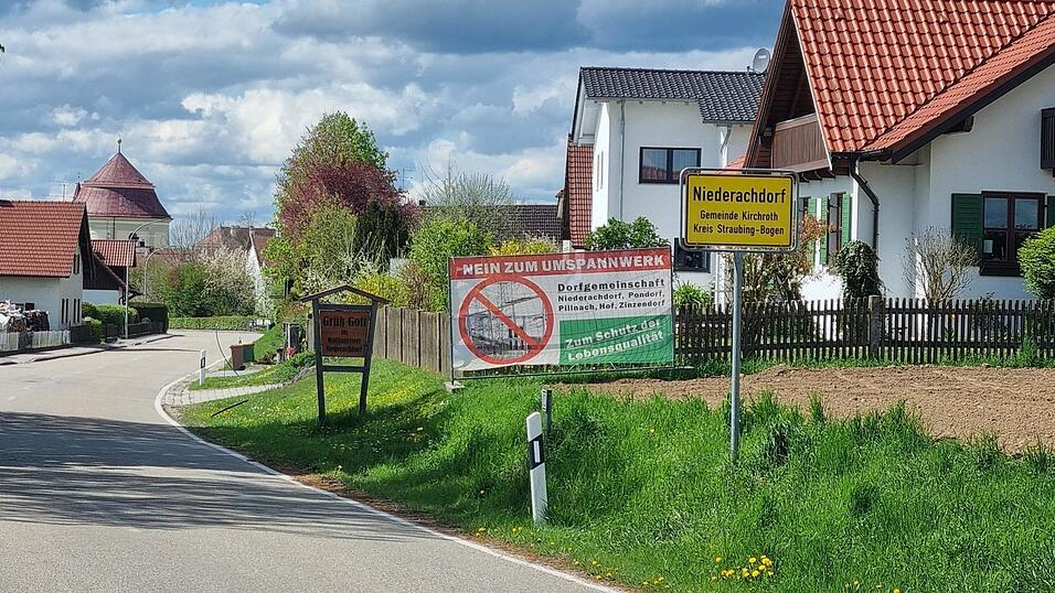 Mit Plakaten wie diesem mit der Aufschrift &bdquo;Nein zum Umspannwerk&ldquo; am Ortseingang wird in Niederachdorf auf das Projekt hingewiesen.
