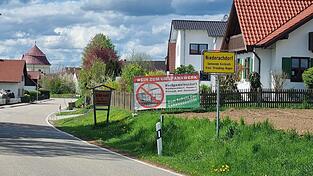Mit Plakaten wie diesem mit der Aufschrift „Nein zum Umspannwerk“ am Ortseingang wird in Niederachdorf auf das Projekt hingewiesen. Mit Plakaten wie diesem mit der Aufschrift „Nein zum Umspannwerk“ am Ortseingang wird in Niederachdorf auf das Projekt hingewiesen.