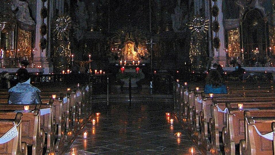 Die von den Mitgliedern des Pfarrgemeinderates zur adventlichen Lichtfeier mit Hunderten Kerzen illuminierte Basilika in Altenmarkt. Die von den Mitgliedern des Pfarrgemeinderates zur adventlichen Lichtfeier mit Hunderten Kerzen illuminierte Basilika in Altenmarkt.