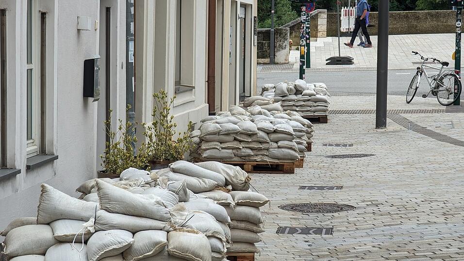 Sandsäcke für den Katastrophenfall wurden angeliefert, wie hier am Sankt-Georgen-Platz. Sandsäcke für den Katastrophenfall wurden angeliefert, wie hier am Sankt-Georgen-Platz.