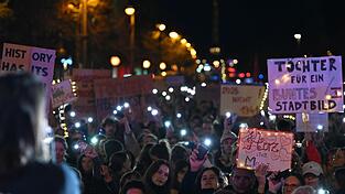 Laut Polizei kamen rund 2.000 Menschen zu einer Demonstration in Berlin.