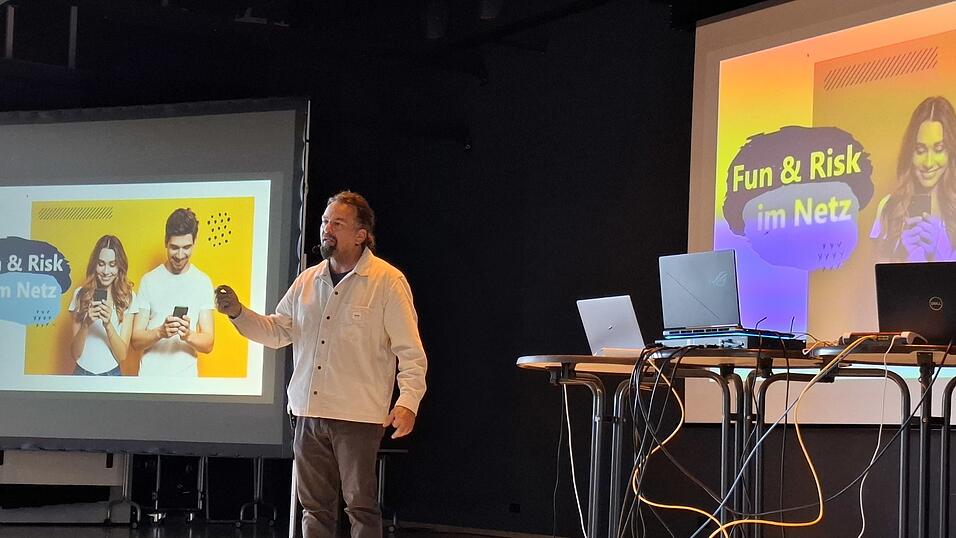 Profihacker Erwin Markowsky klärte die Schüler der 7. Klassen über „Fun & Risk im Netz“ auf. Profihacker Erwin Markowsky klärte die Schüler der 7. Klassen über „Fun & Risk im Netz“ auf.