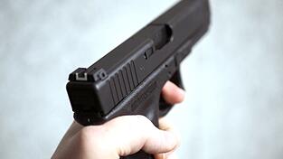 Ein 19-J&auml;hriger soll mit einer Schusswaffe gedroht haben, um ein Mobiltelefon zu ergattern. (Symbolbild)