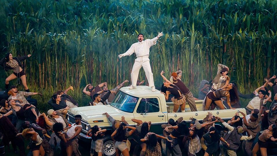 Der Latin-Künstler inszenierte auf der großen Bühne eine riesige Tanzparty. Der Latin-Künstler inszenierte auf der großen Bühne eine riesige Tanzparty.