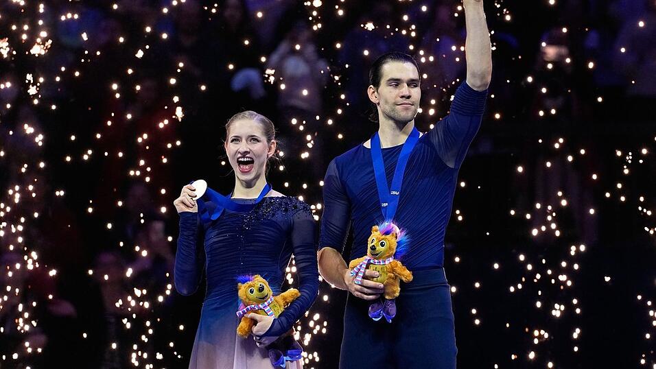 Minerva Hase (l) und Nikita Volodin holten erstmals WM-Gold im Paarlaufen.