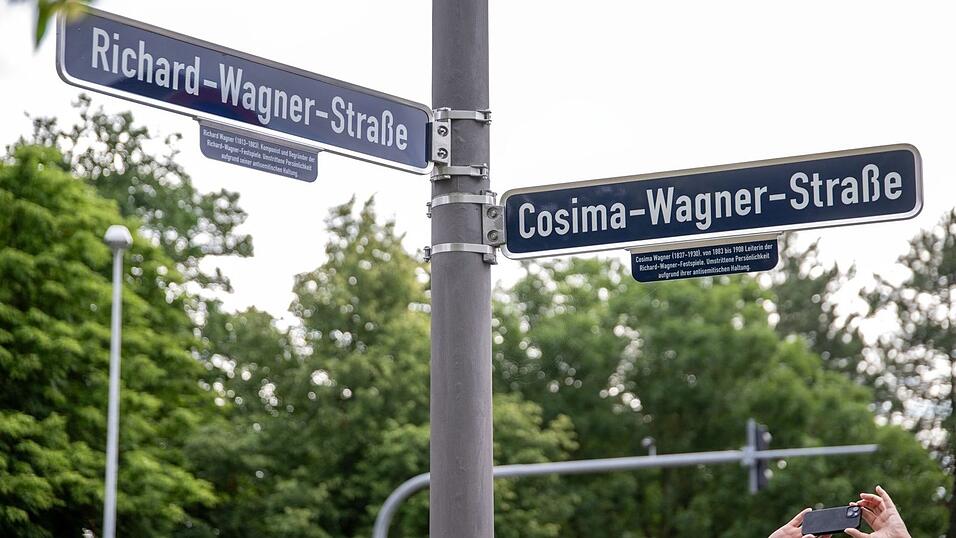 An den Straßen, die Richard und Cosima Wagner gewidmet sind, gibt es nun in Bayreuth Ergänzungsschilder wegen ihrer antisemitischen Haltung. An den Straßen, die Richard und Cosima Wagner gewidmet sind, gibt es nun in Bayreuth Ergänzungsschilder wegen ihrer antisemitischen Haltung.