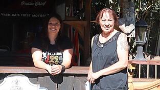 Karin Fischer (r.) und Tochter Ramona freuen sich auf die Feier zum 30. Jubil&auml;um des Haus 111.