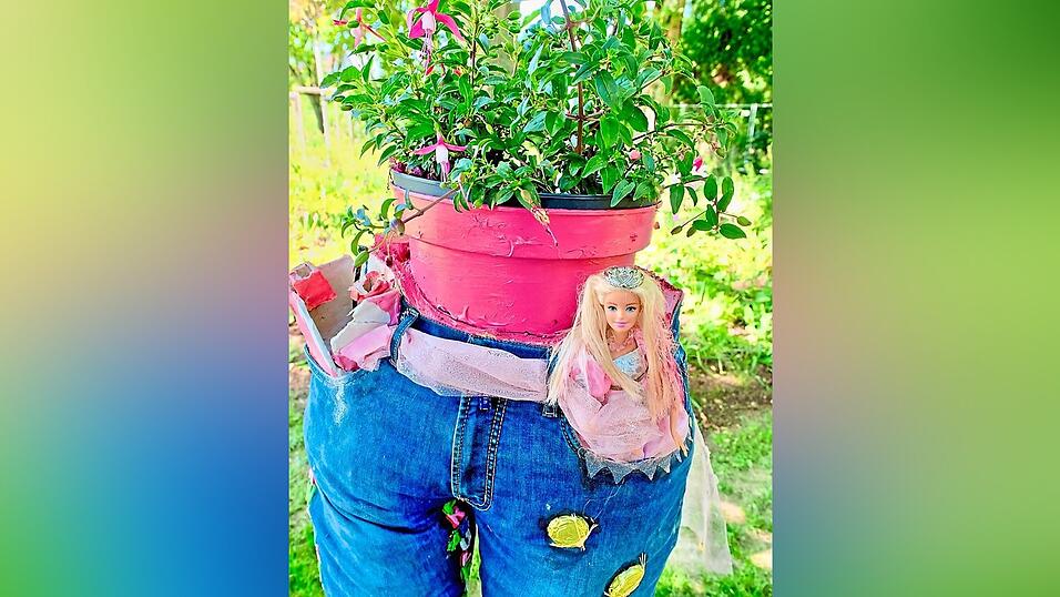 Alte Jeans als kreativer Pflanzenständer. Alte Jeans als kreativer Pflanzenständer.