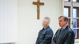 Der Angeklagte äußert sich vor Gericht zunächst nicht selbst. (Archivbild) Der Angeklagte äußert sich vor Gericht zunächst nicht selbst. (Archivbild)
