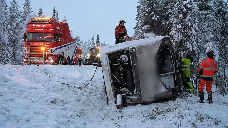 Der Bus kippte in der Nähe von Vilhelmina im Norden von Schweden von einer Schnellstraße.