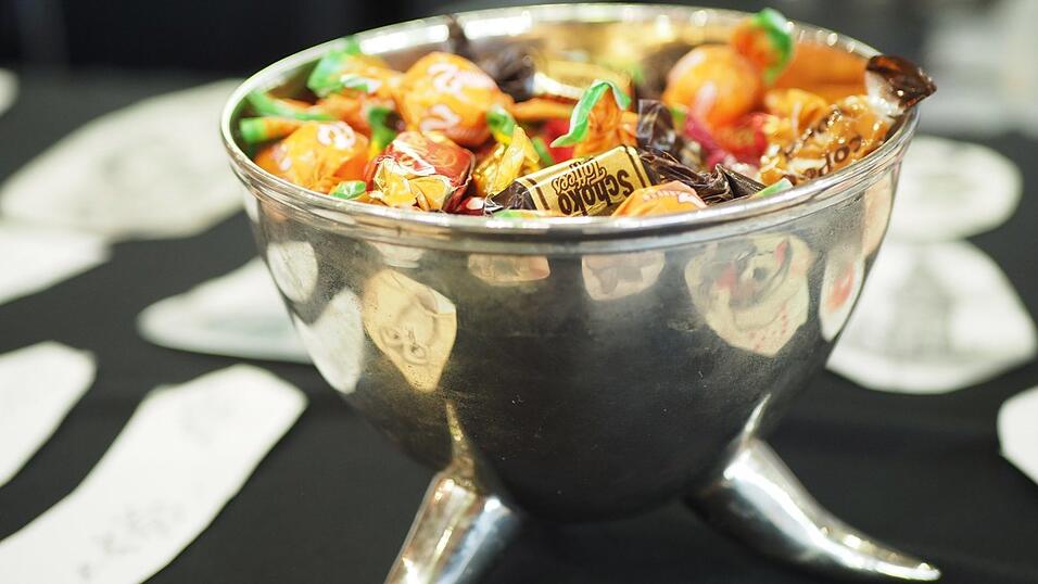 Rund 40 Aussteller und etwa 90 Tattoo-Künstler sind auf der Tattoo Convention in Straubing vertreten. Rund 40 Aussteller und etwa 90 Tattoo-Künstler sind auf der Tattoo Convention in Straubing vertreten.