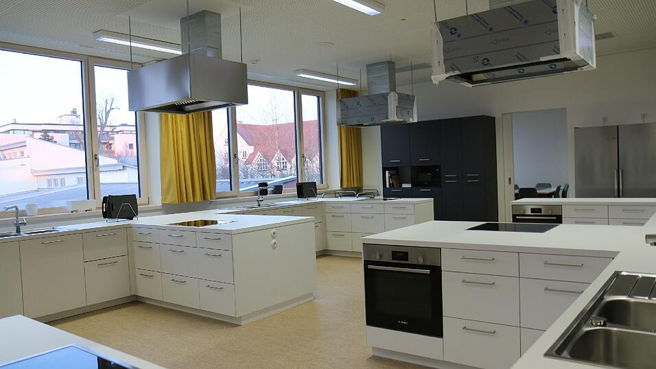 Die neue moderne Schulküche für den Haushaltungsunterricht nahm ihren Betrieb auf. Die neue moderne Schulküche für den Haushaltungsunterricht nahm ihren Betrieb auf.