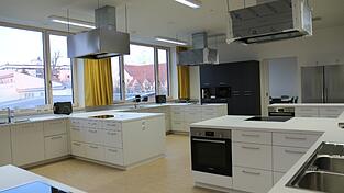 Die neue moderne Schulküche für den Haushaltungsunterricht nahm ihren Betrieb auf. Die neue moderne Schulküche für den Haushaltungsunterricht nahm ihren Betrieb auf.