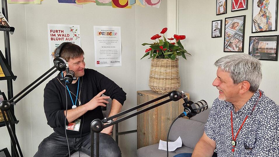 B&uuml;rgermeister Sandro Bauer (rechts) spricht in der Medienlounge der Mediengruppe Attenkofer auf dem Gartenschaugel&auml;nde mit Host Dominik Altmann f&uuml;r den Podcast &bdquo;Furth im Wald bl&uuml;ht auf&ldquo;.