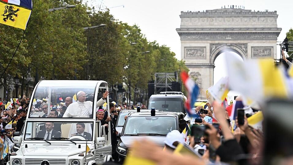Papst Leo winkt der Menschenmenge auf den Champs-Élysées. Papst Leo winkt der Menschenmenge auf den Champs-Élysées.