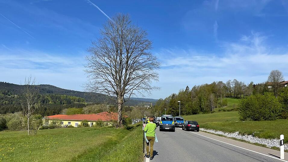 Auf einem Parkplatz in der K&ouml;tztinger Stra&szlig;e in Bodenmais hat ein Mann auf eine Frau geschossen und sie lebensgef&auml;hrlich verletzt. Die Polizei war vor Ort.&nbsp;