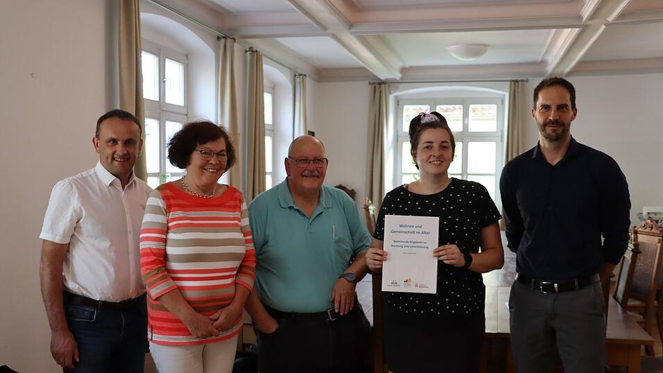 B&uuml;rgermeister Josef Sch&uuml;tz, Hildegard Schindler und Richard Sch&ouml;nberger (Generationenbeauftragter) sowie Corinna Meister und Thomas Kuhnt (Seniorenbeauftragter) vom B&uuml;ro Planwerk (von links) stellten einen ersten Entwurf vor, der Hilfen und intergenerationelle Veranstaltungen sammelt.