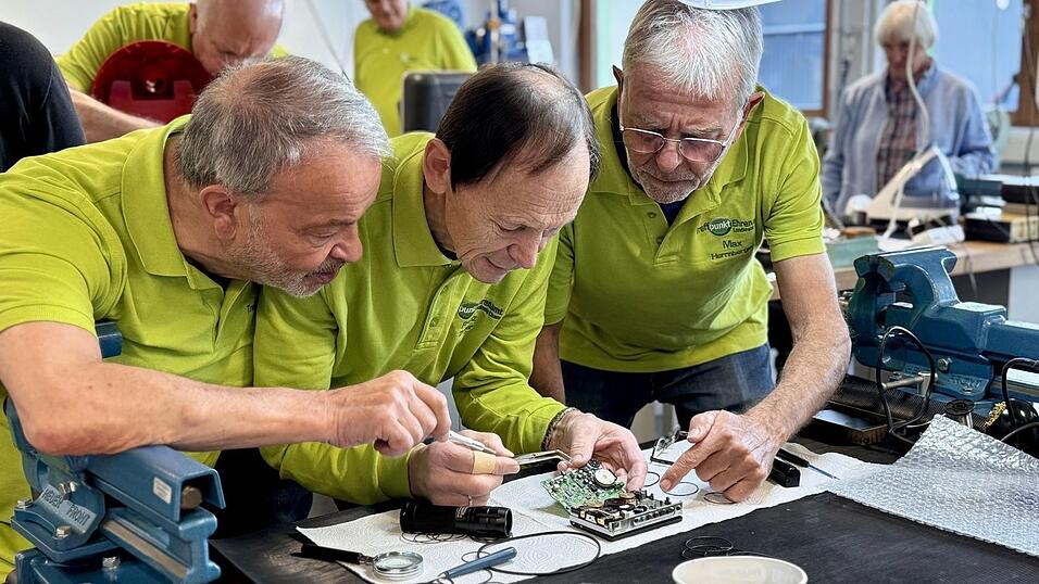 Beim Reparatur Caf&eacute; legten sich die ehrenamtlichen T&uuml;ftler des Treffpunkts Ehrenamt wieder ins Zeug, um die defekten Ger&auml;te der Besucher wieder zum Laufen zu bringen.