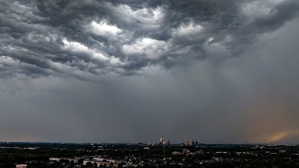 Im Westen sind heute Gewitter und Starkregen möglich. (Symbolbild)