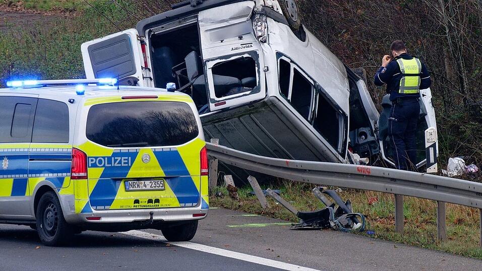 Der Transporter &uuml;berschlug sich bei dem Unfall.