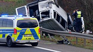 Der Transporter &uuml;berschlug sich bei dem Unfall.