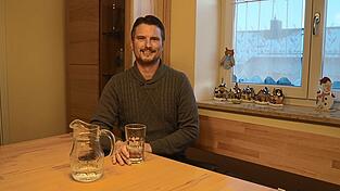 Sebastian Haider in der Familienzentrale im Vilsbiburger Eigenheim: Am Esstisch, an dem gemeinsam gegessen wird, werden Unterhaltungen gef&uuml;hrt, Hausaufgaben der Kinder Alicia und Elias besprochen und Urlaubspl&auml;ne geschmiedet.