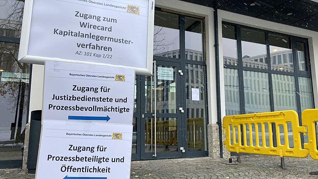 Hinweisschilder zur m&uuml;ndlichen Verhandlung im M&uuml;nchner Wirecard-Musterverfahren im vergangenen Herbst. Nun will das Gericht eine erste Entscheidung verk&uuml;nden.