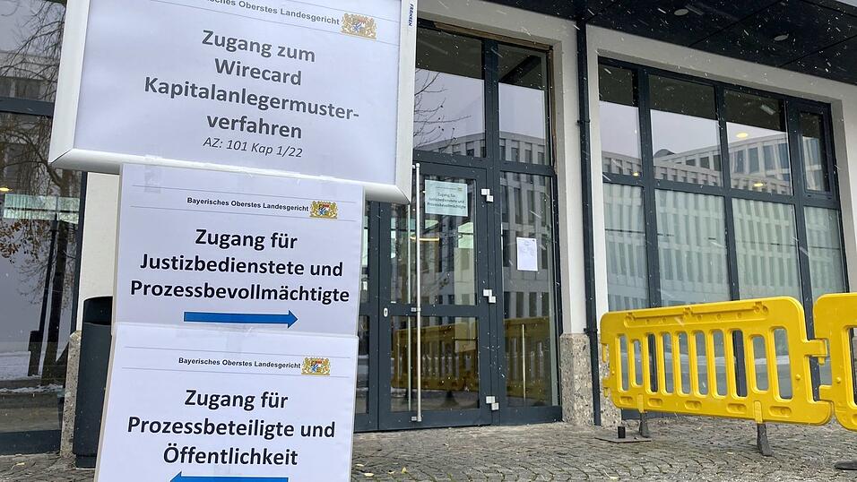 Hinweisschilder zur mündlichen Verhandlung im Münchner Wirecard-Musterverfahren im vergangenen Herbst. Nun will das Gericht eine erste Entscheidung verkünden. Hinweisschilder zur mündlichen Verhandlung im Münchner Wirecard-Musterverfahren im vergangenen Herbst. Nun will das Gericht eine erste Entscheidung verkünden.