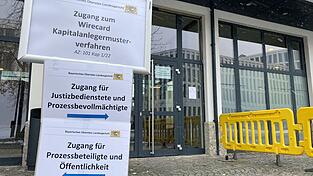 Hinweisschilder zur mündlichen Verhandlung im Münchner Wirecard-Musterverfahren im vergangenen Herbst. Nun will das Gericht eine erste Entscheidung verkünden. Hinweisschilder zur mündlichen Verhandlung im Münchner Wirecard-Musterverfahren im vergangenen Herbst. Nun will das Gericht eine erste Entscheidung verkünden.