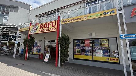 &bdquo;Alles reduziert&ldquo; und &bdquo;Neuer&ouml;ffnung nach Umbau&ldquo; verk&uuml;nden Schilder im Schaufenster des Spielzeug-H&auml;ndlers an der Hebbelstra&szlig;e.