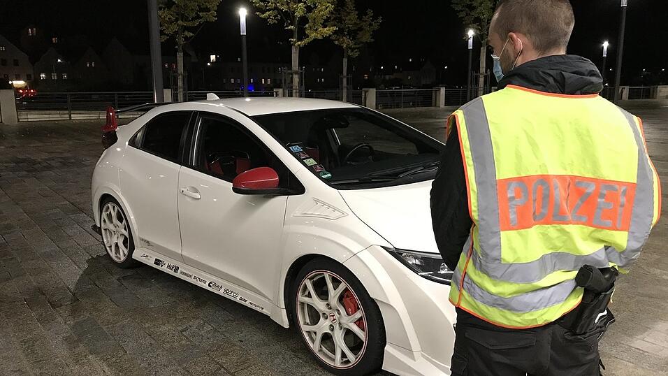 Die Polizei stellte aufgemotzte Autos sicher. Die Polizei stellte aufgemotzte Autos sicher.