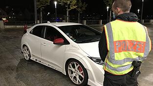 Die Polizei stellte aufgemotzte Autos sicher.