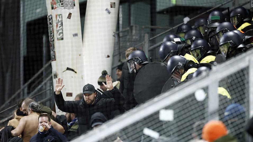 Polizei im Block: &Uuml;ber 300 Fans des KRC Genk mussten nach dem Einsatz das Stadion verlassen.