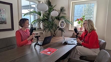 In ihrem Podcast &bdquo;frisch & faltig&ldquo; sprechen die &bdquo;Mutmacherinnen&ldquo; Lydia Schmidberger und Lisa H&ouml;gerl &uuml;ber Herausforderungen im Leben, ehrlich, spontan, humorvoll und mit viel Lebenserfahrung und Fachwissen.