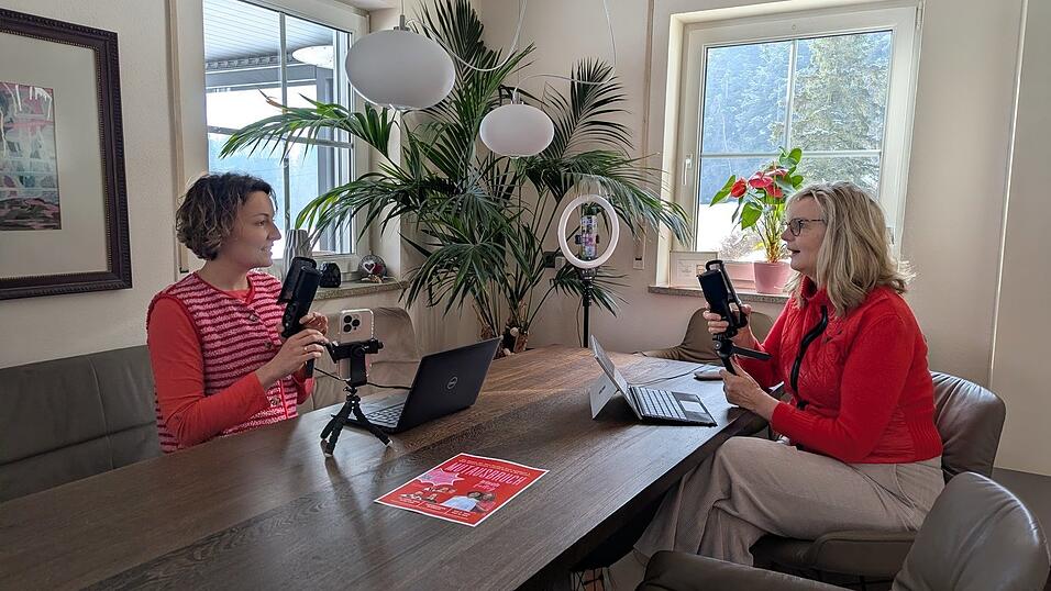 In ihrem Podcast &bdquo;frisch & faltig&ldquo; sprechen die &bdquo;Mutmacherinnen&ldquo; Lydia Schmidberger und Lisa H&ouml;gerl &uuml;ber Herausforderungen im Leben, ehrlich, spontan, humorvoll und mit viel Lebenserfahrung und Fachwissen.