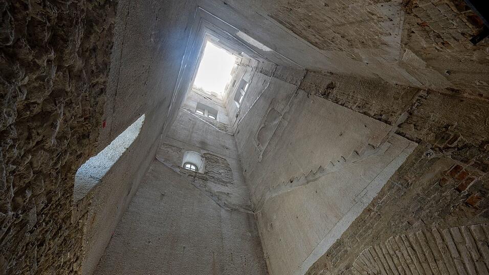 Das Augsburger Wahrzeichen Perlachturm ist derzeit hohl, nachdem die Treppen zum Besteigen des rund 70 Meter hohen Turms entfernt wurden.
