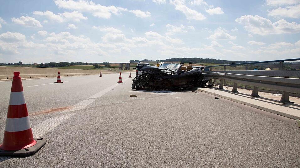 Horror-Unfall am Sonntag auf der B15 neu bei Neufahrn im Landkreis Landshut. Ein 26-jähriger Mann wurde dabei lebensgefährlich verletzt.