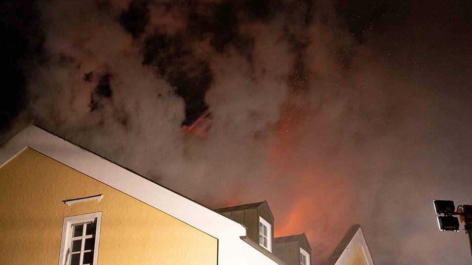 Beim Brand eines Mehrfamilienhaus in Reisbach sind in der Nacht auf Samstag vier Menschen ums Leben gekommen. Mindestens 20 weitere wurden verletzt. Beim Brand eines Mehrfamilienhaus in Reisbach sind in der Nacht auf Samstag vier Menschen ums Leben gekommen. Mindestens 20 weitere wurden verletzt.
