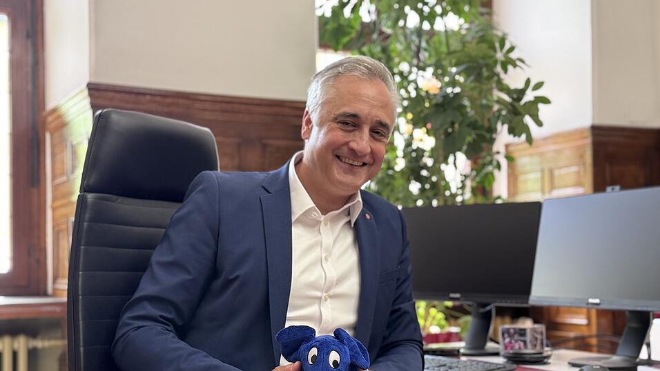 Der blaue Elefant aus der Sendung mit Maus wird Thomas Burger k&uuml;nftig bei seiner Arbeit als OB begleiten. Es ist ein Geschenk seiner Tochter zum Amtsantritt.