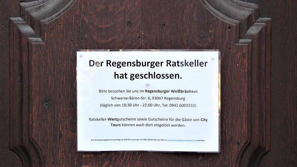 Auf einem Schild am Eingang wird die Schlie&szlig;ung mitgeteilt.