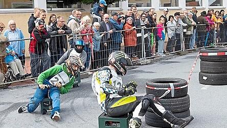 Rasante Fahrten beim Finale des Bierkistenrennens.