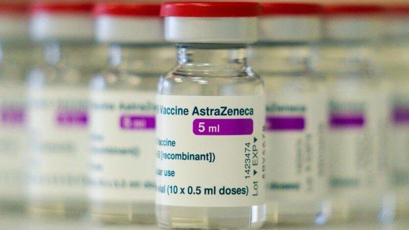 Der Beschluss der Gesundheitsminister, den Corona-Impfstoff von AstraZeneca nur noch für Personen über 60 Jahren zuzulassen, hat auch Auswirkungen auf das Impfzentrums des Landkreises Landshut. (Symbolbild) Der Beschluss der Gesundheitsminister, den Corona-Impfstoff von AstraZeneca nur noch für Personen über 60 Jahren zuzulassen, hat auch Auswirkungen auf das Impfzentrums des Landkreises Landshut. (Symbolbild)