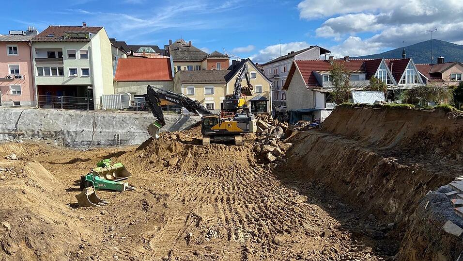 Die Arbeiten f&uuml;r den Erdaushub an der Baustelle f&uuml;r das Parkhaus befinden sich auf der Zielgeraden. Am Donnerstagabend wird der 65-Tonnen-Bagger (vorne im Bild) von der Baustelle abtransportiert.