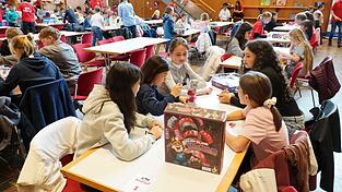 Schülerinnen der Mittelschule versuchen sich an „Kling-Klang-Klunker“.