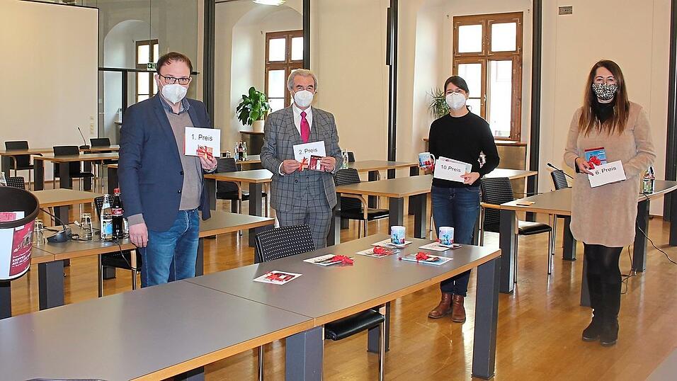 Die Gewinner der Mitmachaktion stehen fest. Sie ermittelten Losfee Barbara Dankerl, Bürgermeister Martin Stoiber, Stadtrat Günther Lommer, Diana Müller-Telkemeyer vom Verein Cham erleben und Elisabeth Sittenauer von der Tourist-Info Cham (von links). Die Gewinner der Mitmachaktion stehen fest. Sie ermittelten Losfee Barbara Dankerl, Bürgermeister Martin Stoiber, Stadtrat Günther Lommer, Diana Müller-Telkemeyer vom Verein Cham erleben und Elisabeth Sittenauer von der Tourist-Info Cham (von links).