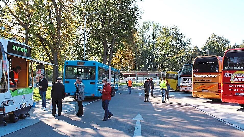 Zwölf Busse waren bei dem Oldtimertreffen in Regensburg zu sehen. Zwölf Busse waren bei dem Oldtimertreffen in Regensburg zu sehen.