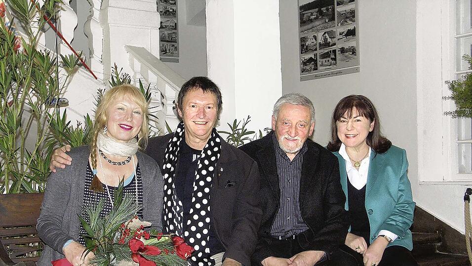 Das Archivbild aus dem Jahr 2010 zeigt (v. l.) Ulrike Böglmüller-Buchner, Hans-Jürgen Buchner, Hubert Weinzierl und Beate Seitz-Weinzierl bei den „Wiesenfeldener Schlossgesprächen“ im Umweltzentrum Schloss Wiesenfelden. Das Archivbild aus dem Jahr 2010 zeigt (v. l.) Ulrike Böglmüller-Buchner, Hans-Jürgen Buchner, Hubert Weinzierl und Beate Seitz-Weinzierl bei den „Wiesenfeldener Schlossgesprächen“ im Umweltzentrum Schloss Wiesenfelden.
