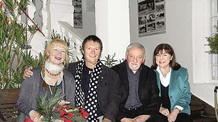 Das Archivbild aus dem Jahr 2010 zeigt (v. l.) Ulrike Böglmüller-Buchner, Hans-Jürgen Buchner, Hubert Weinzierl und Beate Seitz-Weinzierl bei den „Wiesenfeldener Schlossgesprächen“ im Umweltzentrum Schloss Wiesenfelden. Das Archivbild aus dem Jahr 2010 zeigt (v. l.) Ulrike Böglmüller-Buchner, Hans-Jürgen Buchner, Hubert Weinzierl und Beate Seitz-Weinzierl bei den „Wiesenfeldener Schlossgesprächen“ im Umweltzentrum Schloss Wiesenfelden.